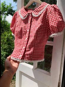 SHEIN MOD Áo sơ mi nữ cỡ lớn phong cách nghỉ dưỡng đồng quê mùa hè, họa tiết kẻ caro đỏ trắng, cổ Peter Pan, tay phồng, phối ren tương phản. - Đỏ và trắng - Xem 2