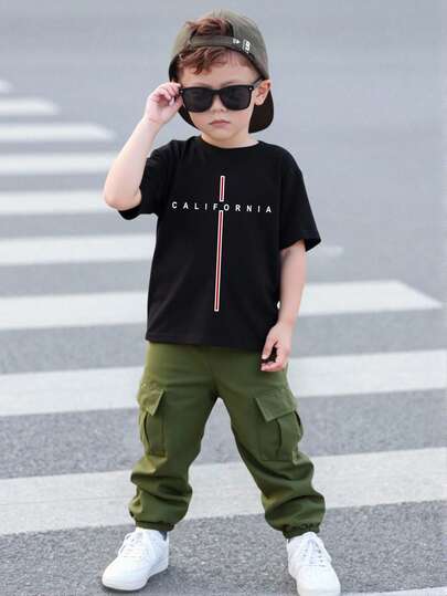 SHEIN Streecool Kids 男童加州条纹图案T恤和工装裤套装，时尚休闲装，适合派对、节日、春夏穿着。