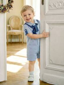 Souflis Souflis Bộ quần áo trẻ em kiểu Pháp dành cho bé trai sơ sinh, gồm áo sơ mi ngắn tay kẻ sọc và quần short liền thân màu trơn, thích hợp mặc trong nhà và ngoài trời, phù hợp cho mùa xuân/hè, đi nghỉ mát hoặc sinh hoạt ngoài trời. - Màu xanh nhạt - Xem 3