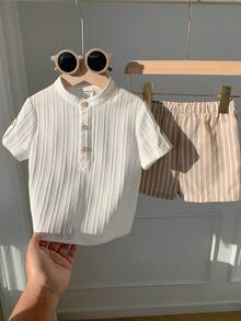 Bubblio Conjunto de 2 peças para bebê menino, estilo casual e escolar, composto por camisa branca com gola mandarim e shorts listrados com elástico na cintura. Ideal para festas de aniversário, eventos noturnos, apresentações, casamentos, chás de bebê e comemorações de primeiro aniversário. - Multicolorido - Ver 8