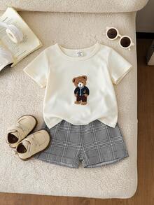 SHEIN Playful Pals 2件套婴儿幼儿男童休闲可爱卡通熊印花宽松短袖T恤和黑色短裤套装，适合日常穿着、户外玩耍、亲子活动、假日旅行。格子图案男童休闲短袖夏季套装，泰迪熊图案上衣，男童夏季套装，适合婚礼、迎婴派对、洗礼和一周岁生日庆祝等场合，也是送给宝宝的节日礼物。 - 白色 - 查看 3