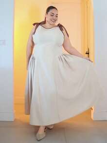Pretty and Ole Vestido casual plus size cáqui, gola redonda, sem mangas, acabamento contrastante, laço decorativo, cintura evasê - Damasco - Ver 1