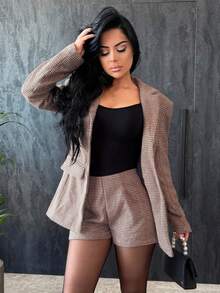 Vassilux 女士复古时尚通勤棕色格子羊毛西装套装，包括修身西装外套 + 低腰短裤（带垫肩），秋冬两件套 - 棕色 - 查看 3