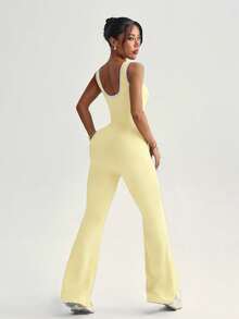 Dewbera Bộ jumpsuit ống loe cho mùa xuân/hè, thiết kế xếp ly khoét rỗng phối màu tương phản phía trước, cạp cao, cổ chữ U, lưng chữ U, phù hợp cho mặc thường ngày, tập gym, yoga, chạy bộ. - Màu vàng - Xem 4