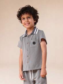 SUMWON Set coordinato casual da ragazzo con camicia a maniche corte a righe con colletto e pantaloncini abbinati, con chiusura a bottoni - Grigio - Visualizzare 3