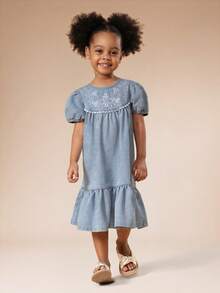 SUMWON Mädchen Chambray Besticktes Blumen Puffärmel Empire Taille Gestufte Midi Kleid mit weißen Randdetails für Lässig und Urlaub - Helle Waschung - Übersicht 3