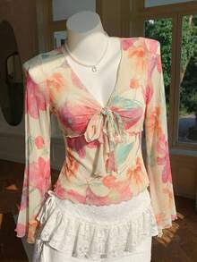 SHEIN MOD Áo thun nữ cỡ lớn in hoa cổ chữ V tay loe, kiểu dáng thời trang, thanh lịch, chất liệu chiffon polyester mỏng nhẹ in hoa, màu kem hồng xanh lá cây, cổ chữ V thắt nơ, tay loe, phong cách lãng mạn, thích hợp mặc ngoài trời, thường ngày, chất liệu nhẹ thoáng mát, phù hợp cho kỳ nghỉ ở Ý, phong cách châu Âu, mùa hè, kỳ nghỉ ở bờ biển Amalfi, khu nghỉ dưỡng, kỳ nghỉ ở Tây Ban Nha. - Nhiều màu - Xem 9