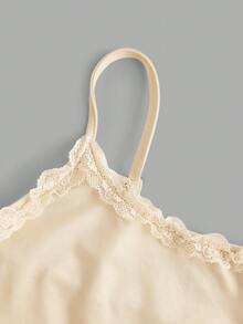 SHEIN EZwear 女士杏色蕾丝吊带背心和褶皱短裤套装，修身两件套，女士休闲撞色蕾丝荷叶边褶皱修身杏色吊带背心和短裤套装，春夏休闲日常穿着 - 杏色 - 查看 4