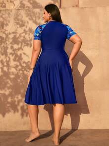 Swim Mulvari 大码女式两件套随机印花半袖拉链前开衩连衣裙搭配纯色短裤，款式简约泳装套装 - 藏蓝色 - 查看 2