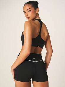 Missguided x Playboy Quần short đạp xe cạp cao với chi tiết sọc trắng bên hông và logo thương hiệu, thích hợp cho hoạt động thể thao. - Đen và trắng - Xem 2