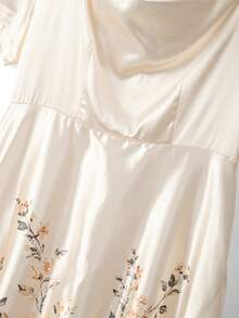 GlowEve CURVE 大码女士优雅缎面方领A字印花长裙 - 杏色 - 查看 5