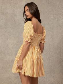 WESTFADE 甜心领口花朵纽扣前襟短泡泡袖层叠荷叶边修身A字迷你连衣裙，适合春季、夏季、度假穿着，休闲、可爱、波西米亚风，纳什维尔度假风 - 黃色 - 查看 5