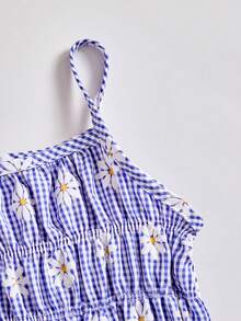 SHEIN Elladie kids Bộ đồ mùa hè giản dị, dễ thương và ngọt ngào cho bé gái, áo hai dây in họa tiết hoa cúc kẻ caro xanh và quần ống rộng, trang phục thoải mái và tươi mát cho những chuyến đi chơi mùa hè. - Màu xanh lam - Xem 3