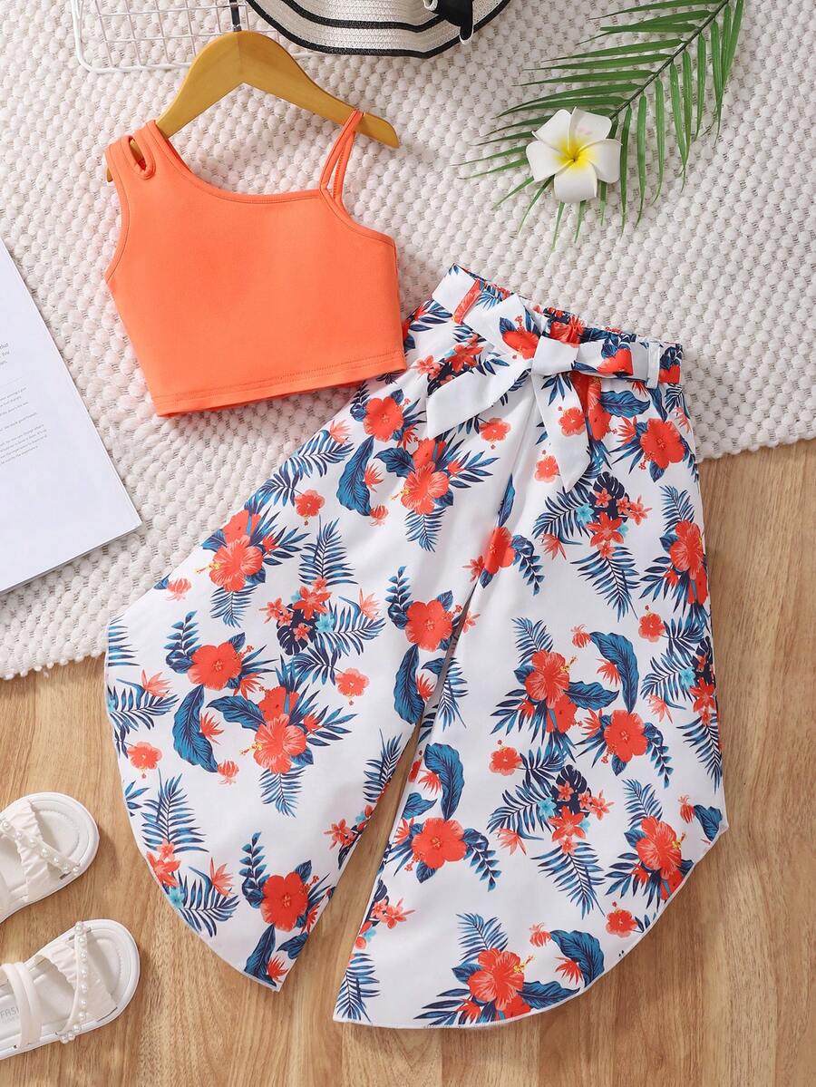 SHEIN Setelan 2 Potong untuk Liburan Anak Perempuan: Atasan Camisole Leher Asimetris Warna Polos dan Celana Panjang Lebar Motif Tropis