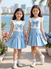 两件套女童白色提花针织圆领荷叶袖T恤，饰有蓝色蝴蝶结，搭配蓝色梭织松紧腰半身裙，适合春夏日常穿着、外出、度假、派对。浅蓝色半身裙套装，女童蝴蝶结服装，女童半身裙套装，两件套女童可爱复古风夏季格子裙，蝴蝶结打结套装。 - 彩色 - 查看 9