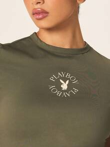 Missguided x Playboy 带有Logo图案的短袖圆领露背运动上衣，细节处有镂空设计 - 橄欖綠 - 查看 3