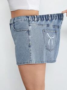 SHEIN CURVE+ 大码纯色蝴蝶结刺绣口袋休闲牛仔裙 - 淺色水洗藍 - 查看 4