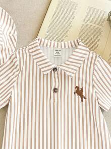 SHEIN 2件套新生儿男女宝宝舒适休闲学院风马纹印花蓝色条纹短袖连体衣和遮阳帽套装，适合室内、室外、日常、运动、玩耍、派对、拍照、度假、春夏穿着。 - 卡其色 - 查看 5