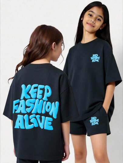 SHEIN 2件套少女休闲日常百搭字母图案印花圆领短袖T恤和短裤针织两件套，适合学校、花园、海滩、生日、秋冬季节穿着。