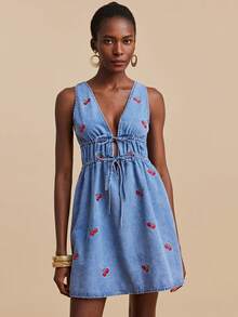 Travachic 女士性感无袖V领樱桃刺绣系带牛仔连衣裙 - 淺色水洗藍 - 查看 2