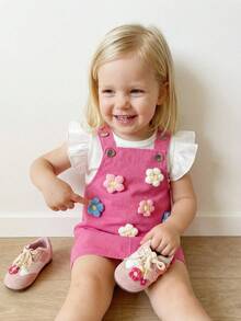 SHEIN Playful Pals Set de 2 piezas con blusa de manga acampanada de punto acanalado y vestido con tirantes de flores de ganchillo para niñas bebé, conjunto de verano casual y dulce con diseño de dibujos animados - Blanco - Ver 4