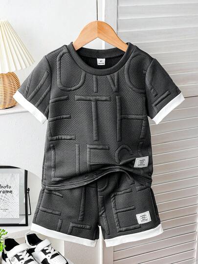 SHEIN 2件套男童休闲纯色提花面料短袖拼接撞色T恤和短裤套装，适合日常休闲户外活动，春夏款