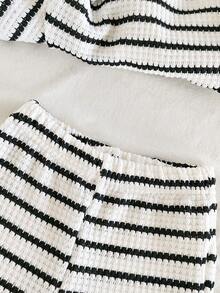 SHEIN Vintaside Kids Bộ 2 món đồ cho bé trai, gồm áo polo cổ bẻ phối sọc tương phản, kiểu dáng retro, thích hợp cho các hoạt động ngoài trời, mặc thường ngày, thể thao, tiệc tùng, giúp bé thể hiện sự năng động và cá tính. - Đen và trắng - Xem 7