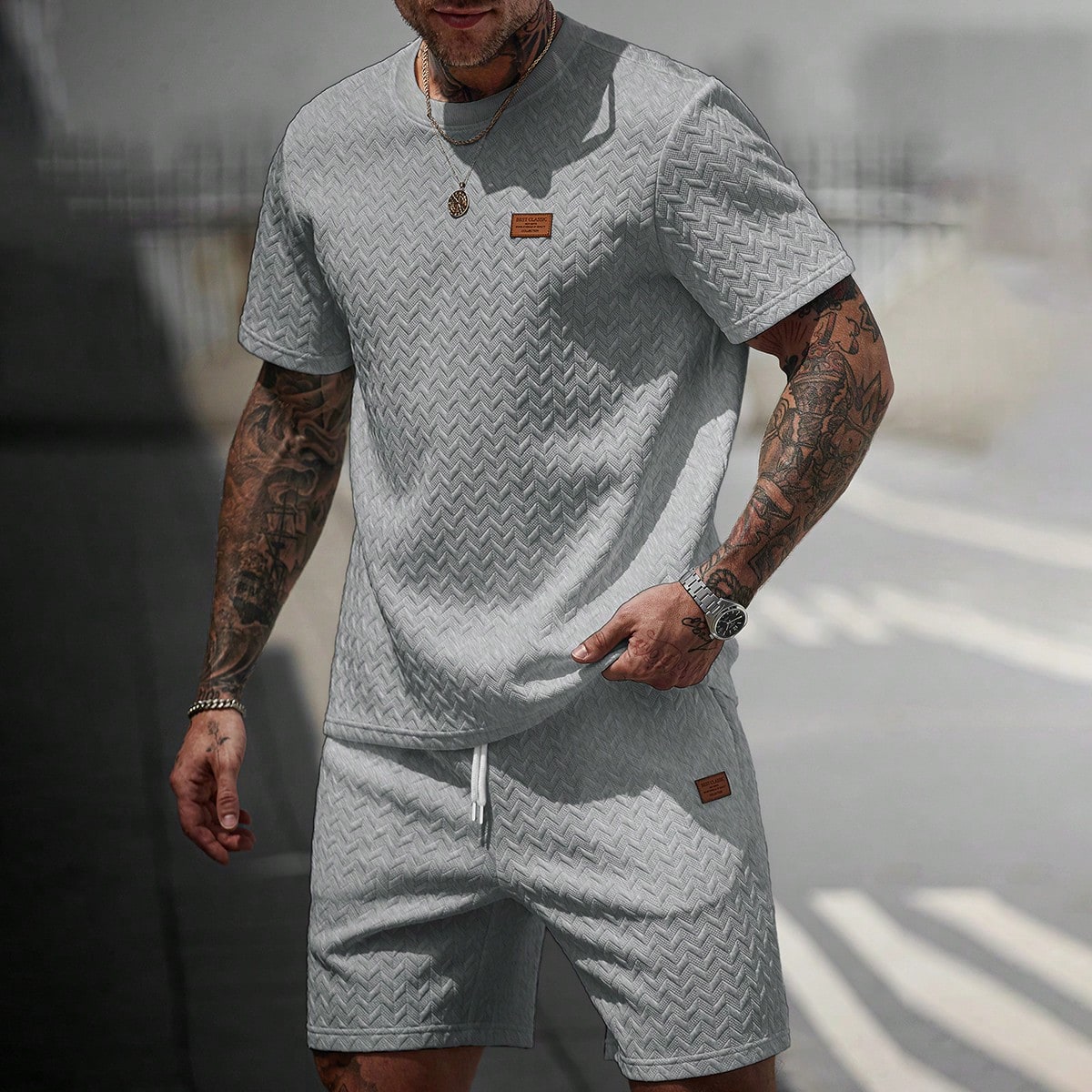 Conjunto de camiseta de cuello en V acanalada + pantalones cortos con cordón para hombre