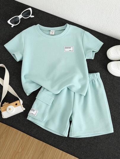 SHEIN 男童运动休闲短袖T恤短裤两件套，适合通勤、上学、日常休闲、旅行、运动、节日聚会，春、夏、秋季皆可穿着。