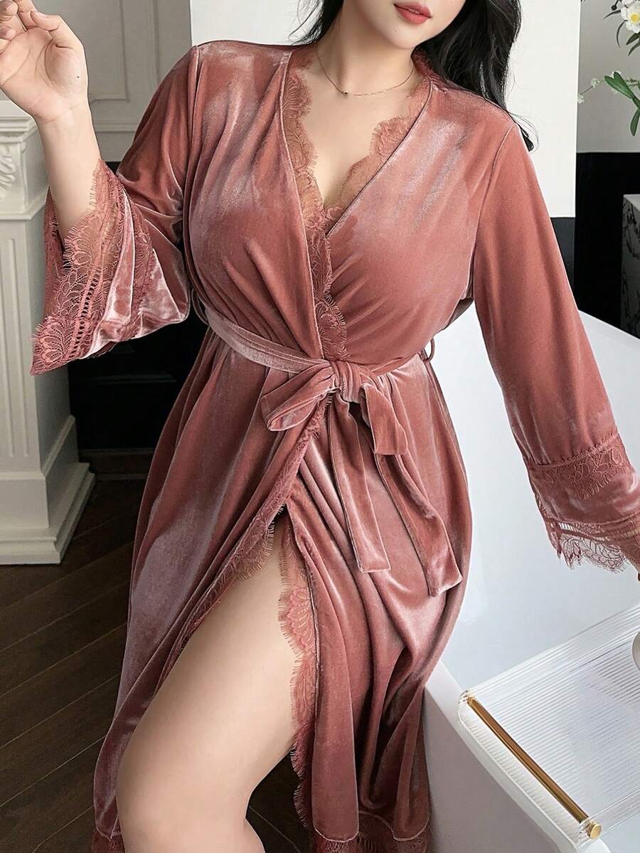 Dazy Plus Áo choàng dài dáng rộng, chất liệu nhung phối ren tương phản, cổ chữ V, thắt eo, thanh lịch, cỡ lớn dành cho nữ, thích hợp cho mùa xuân/thu. - Hồng - Xem 1