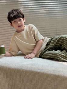 Dazy Kids Bộ 2 món cho bé trai: Áo thun cổ tròn tay ngắn và quần kẻ caro, thích hợp mặc mùa xuân/hè. - Màu be - Xem 5