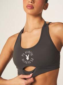 Missguided x Playboy 带有Logo的运动文胸和高腰紧身裤套装，后背交叉绑带，搭配同款印花细节 - 深灰色 - 查看 3