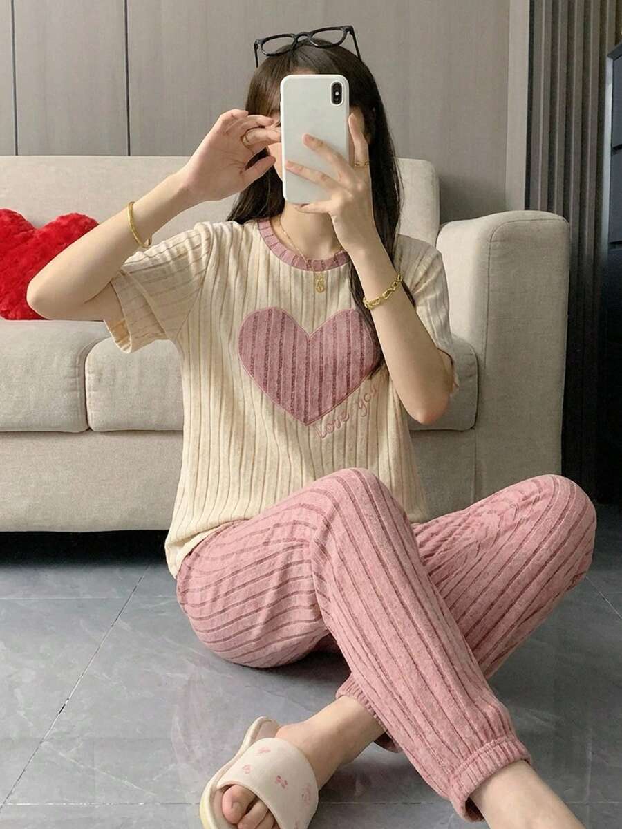 SHEIN Bộ đồ ngủ cho bé gái tuổi teen, chất liệu nhung dệt kim gân, thêu hình trái tim, tay ngắn và quần dài, kiểu dáng thoải mái, cổ tròn, thời trang, phù hợp cho mùa xuân/hè, bộ đồ ngủ ngọt ngào và dễ thương cho bé gái. - Bụi hồng - Xem 1