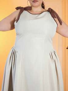 Pretty and Ole Vestido casual plus size cáqui, gola redonda, sem mangas, acabamento contrastante, laço decorativo, cintura evasê - Damasco - Ver 3