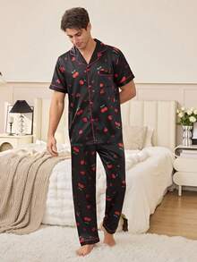Manfinity Conjunto de pijama de manga corta para hombre con cuello de solapa de seda sintética con estampado de corazones de cereza y ribete de contraste - Negro - Ver 6