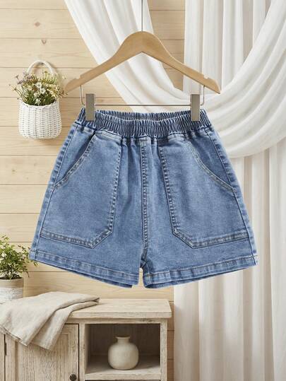宽松水洗蓝牛仔短裤，专为少女打造，舒适休闲，轻松打造度假校园风！采用弹力中等水洗蓝牛仔面料，松紧腰带设计搭配高腰剪裁，完美贴合身形，尽显修长美腿。适合日常出行、校园休闲、返校季、度假漫步等各种场合，助你成为街头时尚达人！