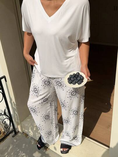 Dazy Plus 大码纯色V领短袖上衣和印花长裤睡衣套装