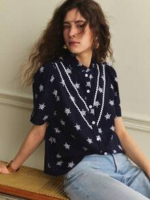Écloséra Blouse à manches courtes avec encolure ronde, ornée de fleurs, avec volants sur les manches, Chemise boutonnée imprimée bleu marine - Bleu marine - Voir 1