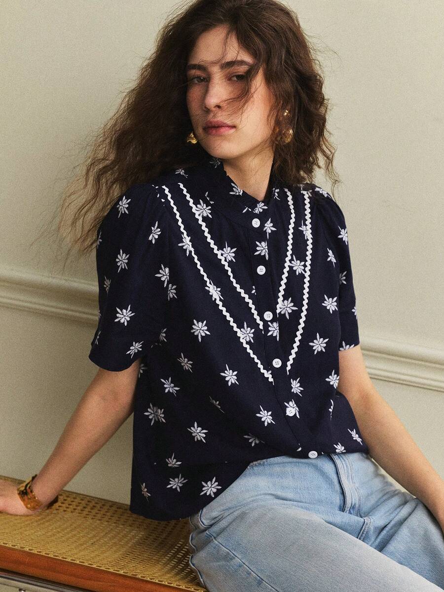 Écloséra Blouse à manches courtes avec encolure ronde, ornée de fleurs, avec volants sur les manches, Chemise boutonnée imprimée bleu marine - Bleu marine - Voir 1
