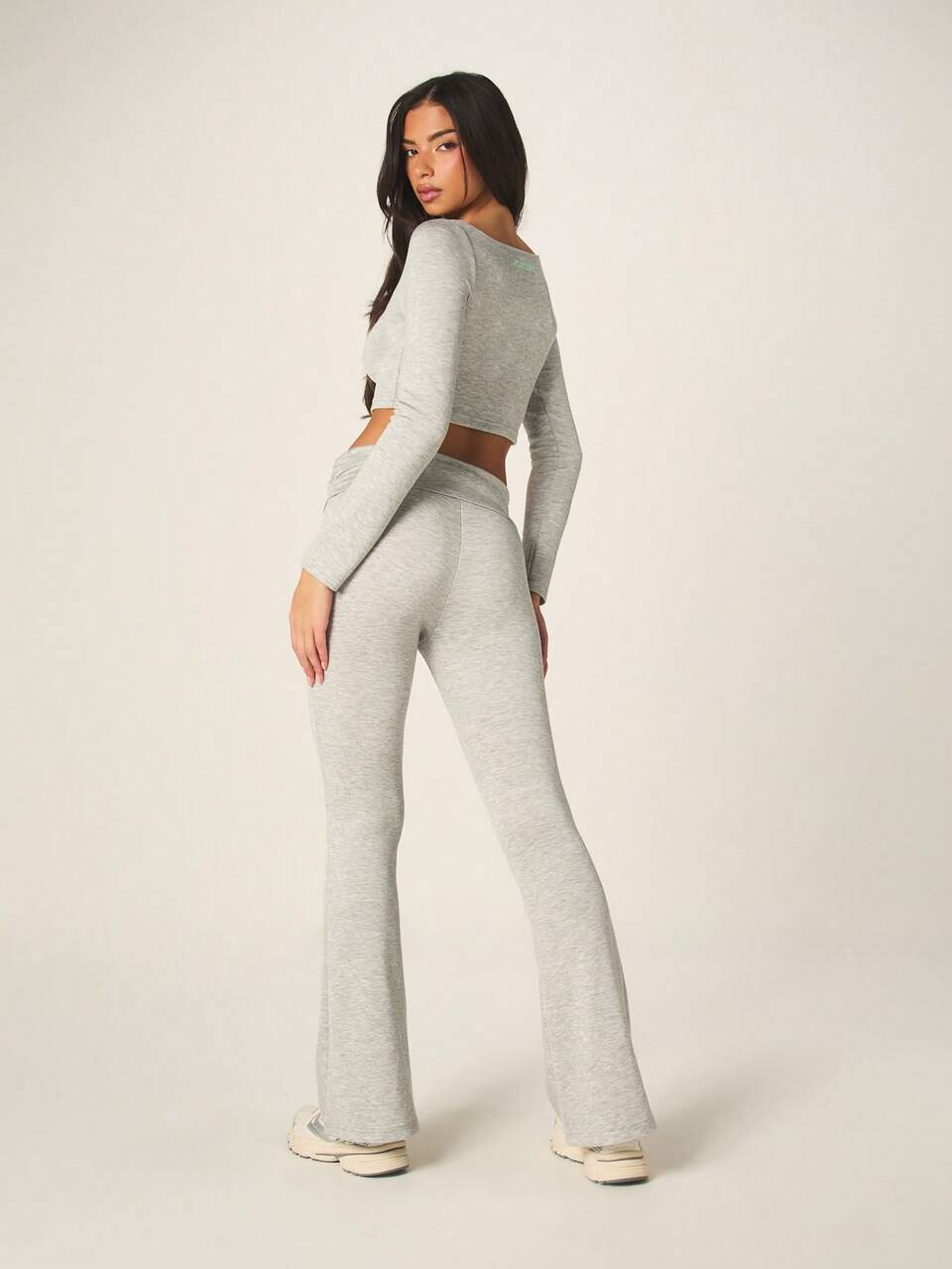 Missguided x Playboy Gemütliches Schlafanzug-Set mit Langarm-Bootsausschnitt-Crop-Top und weitem Bein-Leggings zum Entspannen