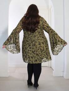 Pretty and Ole 大码花卉印花系腰 V 领长袖连衣裙，适合感恩节 - 軍綠色 - 查看 2