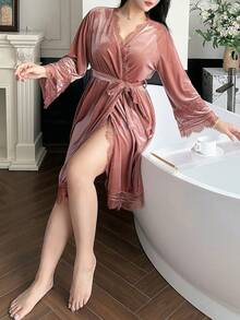 Dazy Plus Áo choàng dài dáng rộng, chất liệu nhung phối ren tương phản, cổ chữ V, thắt eo, thanh lịch, cỡ lớn dành cho nữ, thích hợp cho mùa xuân/thu. - Hồng - Xem 6