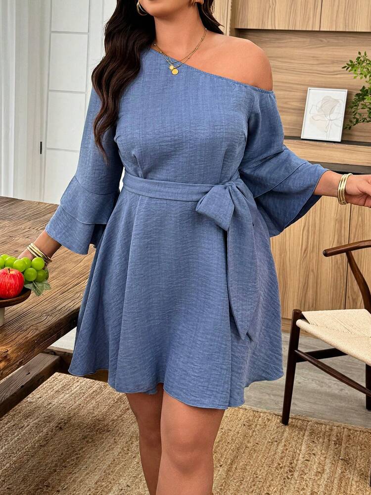 Weeklong Vestido Azul Assimétrico com Babados no Ombro e Mangas em Linha A, Uso Casual Diário em Plus Size - Azul Empoeirado - Visão 4