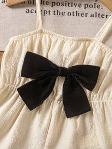 夏季度假杏色纹理蝴蝶结吊带连体衣，可爱女宝宝夏季连体衣，蝴蝶结套装，女宝宝白色服装配黑色蝴蝶结，女宝宝夏季套装，女宝宝连体衣 - 杏色 - 查看 3