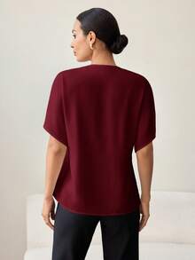 MaterniWear 夏季孕妇优雅酒红色撞色上衣，配金属纽扣，适合通勤和外出穿着。孕妇纯色V领单排扣休闲百搭日常短袖衬衫，复古酒红色衬衫，女士时尚上衣，女士办公室上衣，女士休闲现代衬衫，女士休闲现代上衣，优雅高贵女士工作上衣，女士上衣和衬衫，工作衬衫，职业装，女士工作服，女士工作衬衫，女士休闲装，夏季女士衬衫，优雅衬衫，休闲现代衬衫，商务休闲女士上衣。 - 酒紅色 - 查看 2