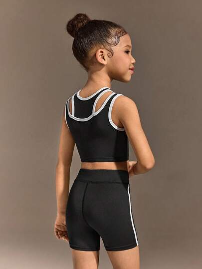 这款女童两件套运动服采用浅卡其色面料，包括一件带有撞色滚边的叠层高领背心和一条高腰压缩瑜伽紧身裤，采用透气高弹面料制成，活动自如，是室内健身、户外玩耍和日常运动的理想之选。