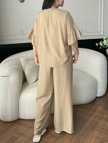 Dazy Plus Conjunto de pijama plus size confortável, cor sólida, com blusa de manga curta com babados e shorts, ideal para o verão. - Amarelo - Ver 2