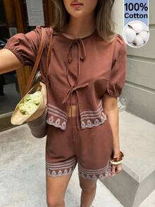 Serisse 2 Peças Conjunto de Top com Detalhe de Bordado e Amarração na Frente com Manga Pétalas e Shorts para Férias de Verão Feminino - Café - Visão 4