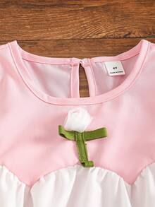 SHEIN 这款甜美可爱的女童粉白撞色背心套装，包含一件上衣和一条短裤。背心采用柔软的针织面料，粉白撞色设计，胸前饰有3D立体花朵，俏皮吸睛。宽松的娃娃衫款式搭配柔软水洗面料的短裤，短裤上也饰有同款花朵贴花，打造舒适自在的造型。适合春夏日常外出、公园玩耍和社区散步。 - 粉色 - 查看 5