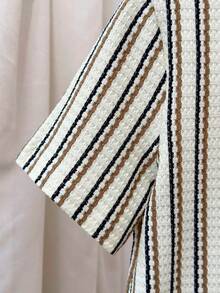 SHEIN Mirajuku 这款三件套男童针织竖条纹短袖衬衫搭配休闲短裤，采用混纺面料，亲肤透气。衬衫采用多色竖条纹设计，配有小翻领和短袖；短裤采用松紧腰带。休闲度假风，适合日常穿着、幼儿园、海滩旅行等场合。可整套穿着，也可分开搭配，打造阳光活力的儿童造型，是时尚的返校套装。 - 杏色 - 查看 4